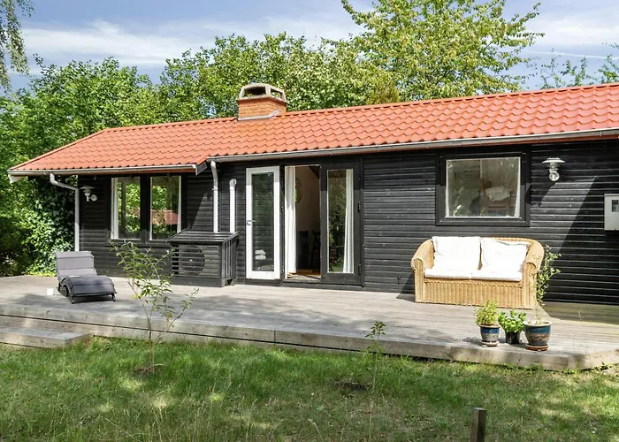 60s House In A Flower-rich Garden In Semesterbostad